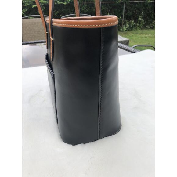 Dooney And Bourke Shoulder Zip Bag Black Color Soft Leather B000542 - Picture 4 of 7